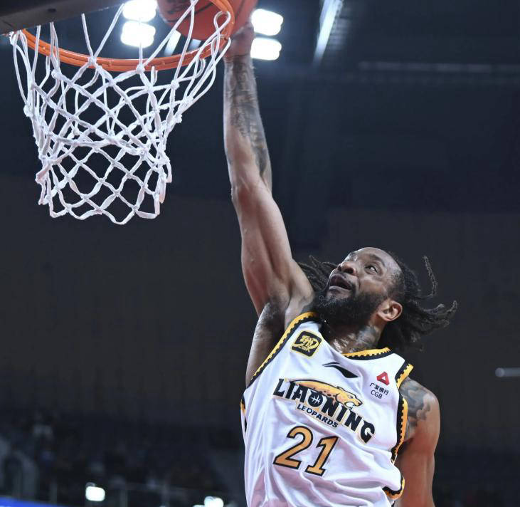 辽宁男篮再次夺得胜利,成为夺冠热门球员